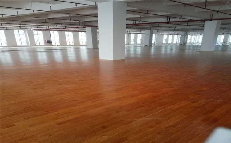 拼裝風(fēng)雨操場實(shí)木地板施工技術(shù)